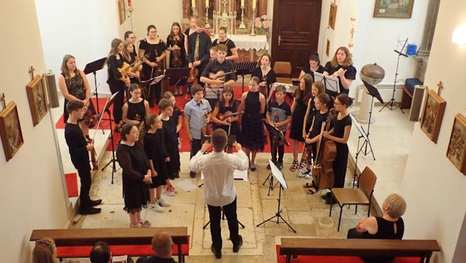 Godalni orkester Poletne glasbene šole; Mark Lev Krajnc, Filip Runjak